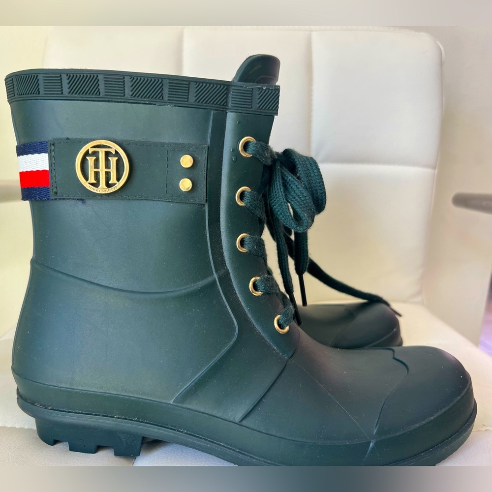 Tommy Hilfiger green rain boots. Size 8. In good condition.